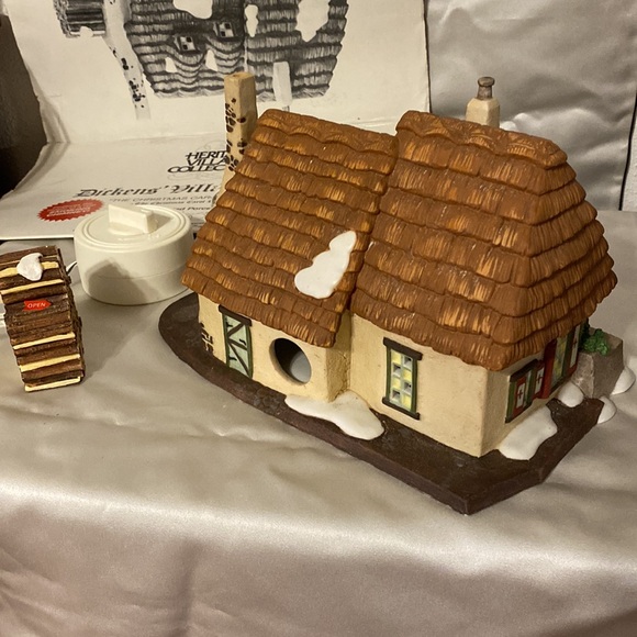 Department 56 “Christmas Carol Cottage” with real Smokey chimney 1996 retired - Picture 3 of 5